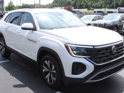 Used 2024 Volkswagen Atlas Cross Sport SE FWD image 4