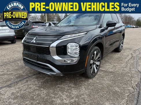 Used 2025 Mitsubishi Outlander SE image 1