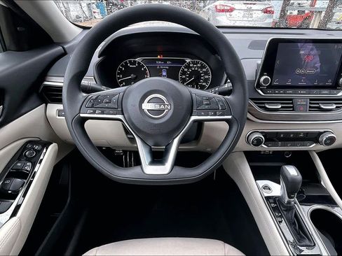 Certified 2023 Nissan Altima 2.5 SV image 6