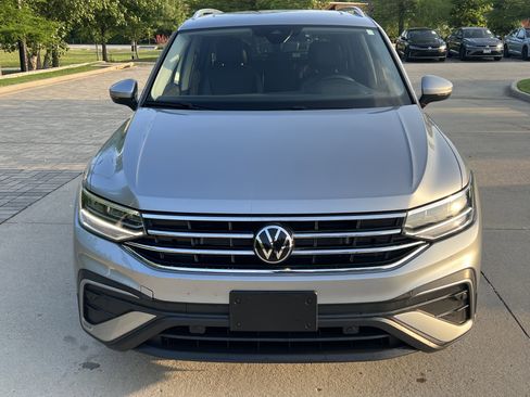 Certified 2024 Volkswagen Tiguan SE w/ Panoramic Sunroof Package FWD image 3