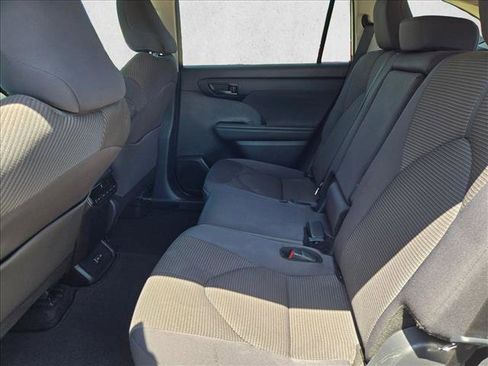 Used 2024 Toyota Highlander LE AWD/4WD image 17