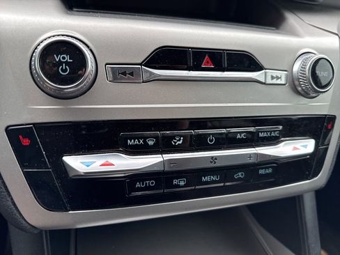 Used 2022 Ford Explorer XLT image 19