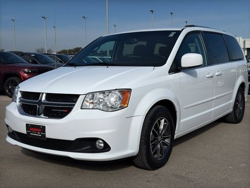 Used 2017 Dodge Grand Caravan SXT image 2
