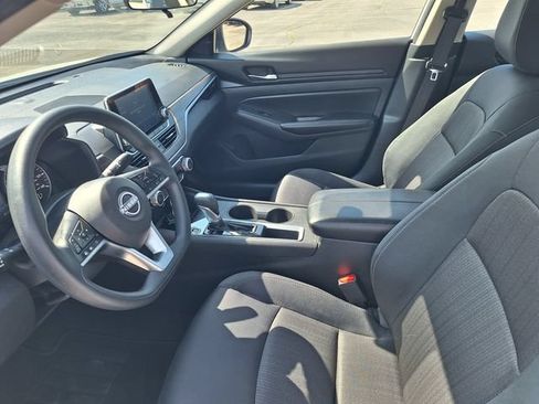 Used 2025 Nissan Altima 2.5 SV FWD image 11