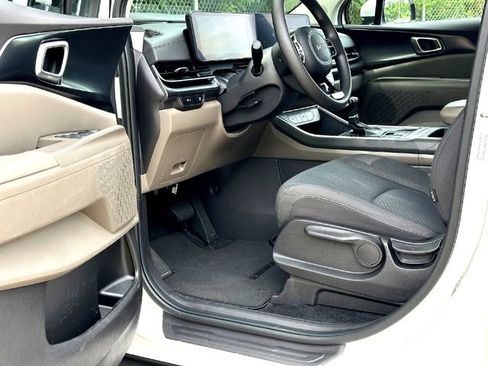 Used 2025 Kia Carnival LX FWD image 8