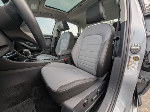 Used 2025 Volkswagen Jetta SE w/ Sunroof Package image 17