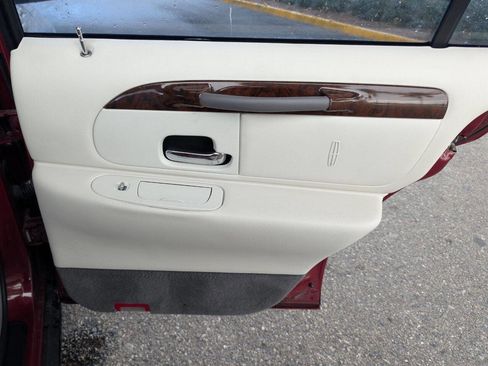 Used 1998 Lincoln Town Car Executive image 13