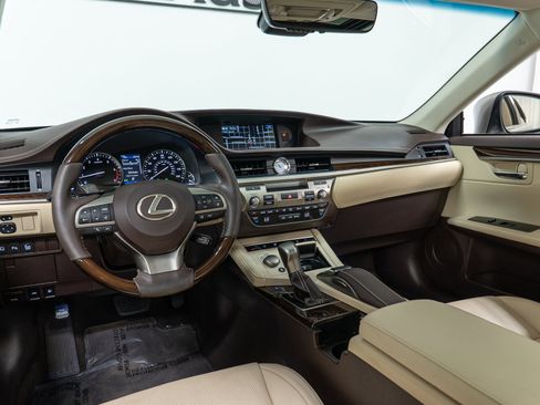 Used 2016 Lexus ES 350 w/ Luxury Package w/Wood Trim image 16
