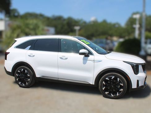 Certified 2025 Kia Sorento EX w/ Panoramic Sunroof Package FWD image 4