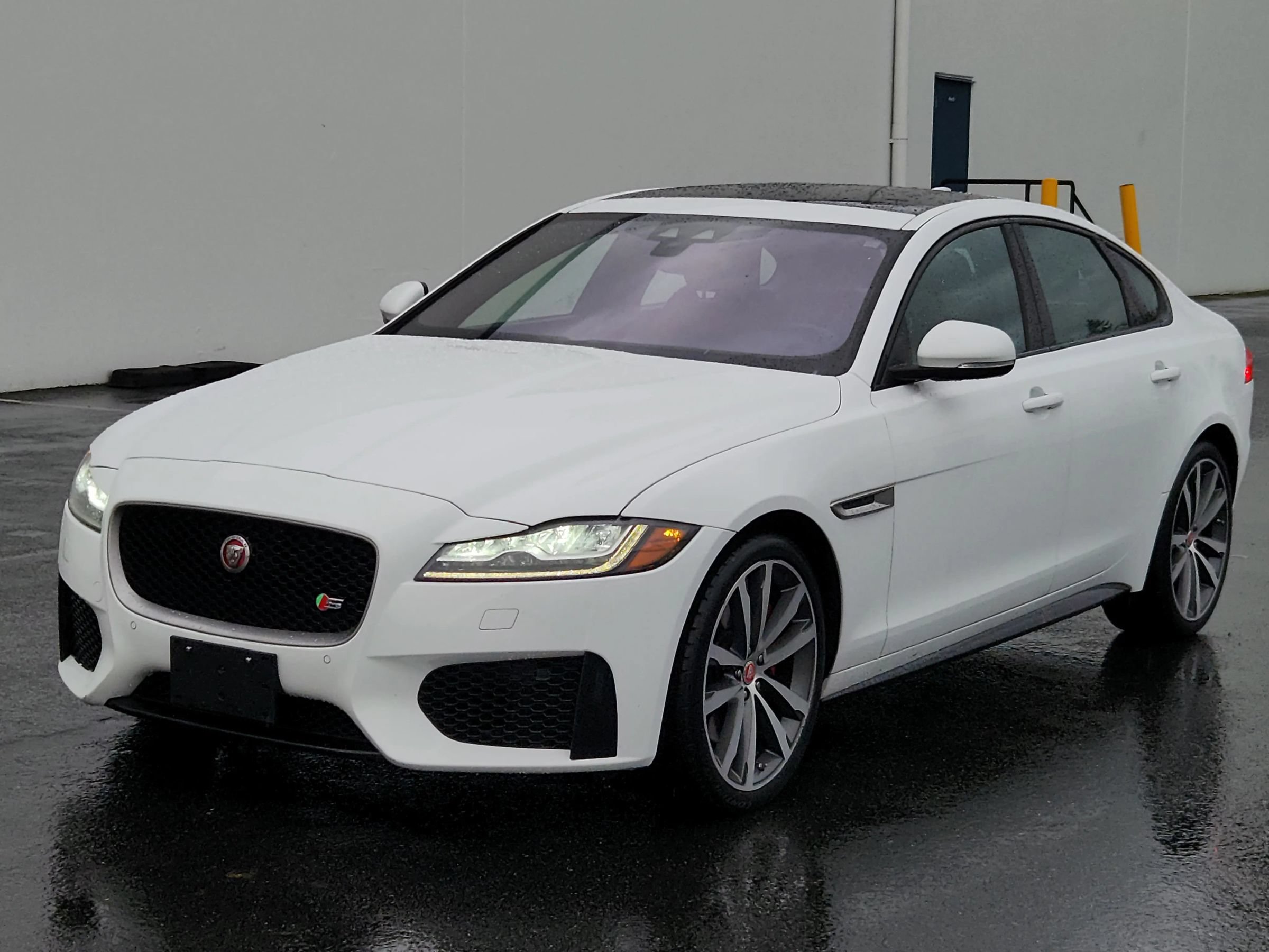 Used 2017 Jaguar XF S RWD image 1