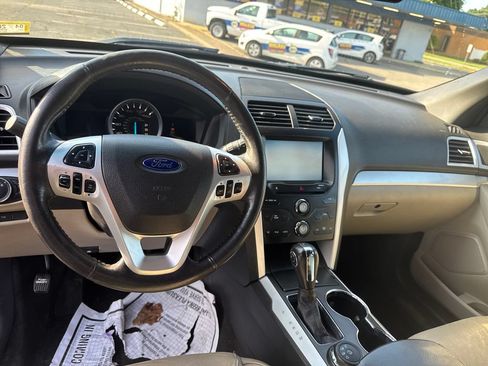 Used 2015 Ford Explorer XLT w/ Equipment Group 202B AWD/4WD image 25