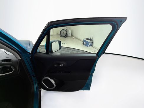 Used 2020 Jeep Renegade Latitude FWD image 31