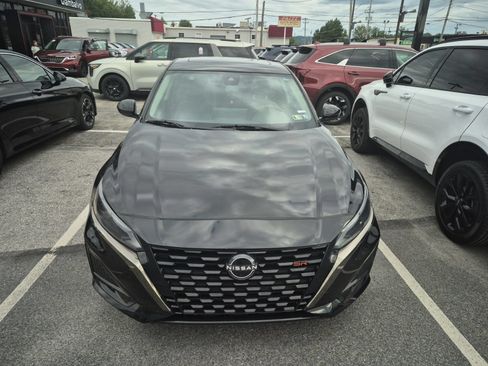 Used 2023 Nissan Altima 2.5 SR w/ SR Premium Package AWD/4WD image 2