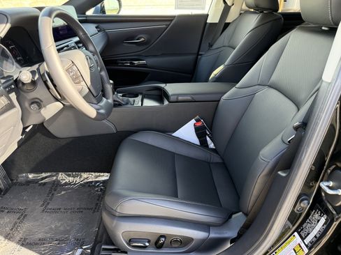 Certified 2025 Lexus ES 300h w/ Premium Package image 17