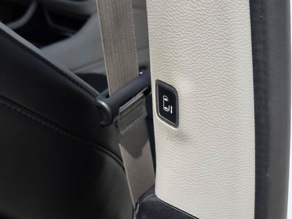 Used 2023 Chrysler Pacifica Limited FWD image 32