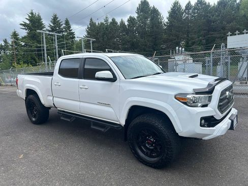 Used 2016 Toyota Tacoma TRD Sport w/ Premium & Technology Package AWD/4WD image 3
