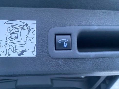 Used 2024 Toyota Sienna XLE image 9