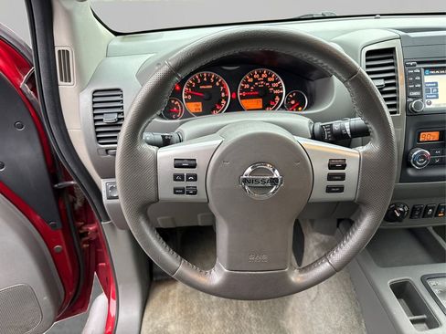 Used 2015 Nissan Frontier SL image 24