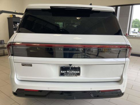 New 2026 Lincoln Navigator Premiere AWD/4WD image 13