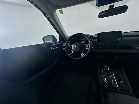 Used 2024 Mitsubishi Outlander ES image 9