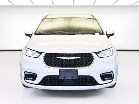 Used 2023 Chrysler Pacifica Touring-L image 2