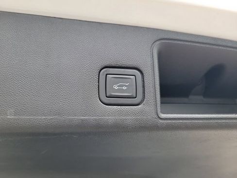Used 2024 GMC Terrain SLT FWD image 10