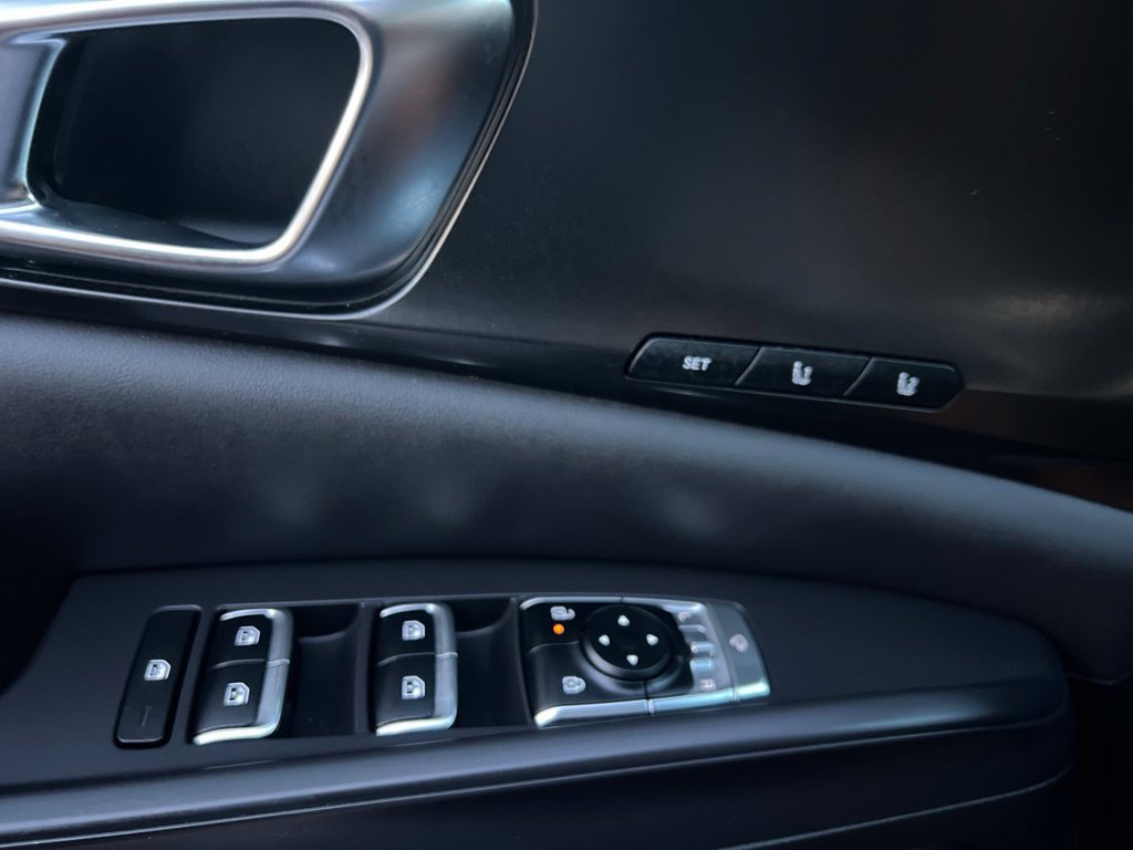 Used 2025 Kia Carnival SX w/ SX Dark Edition Package FWD image 29