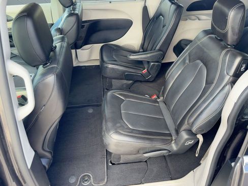 Used 2023 Chrysler Pacifica Touring-L image 15
