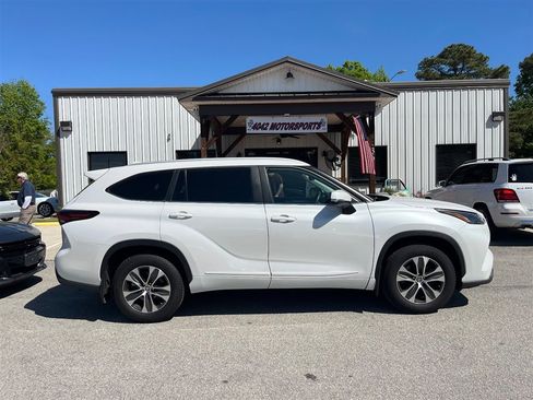 Used 2024 Toyota Highlander XLE image 8