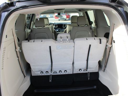 Used 2017 Chrysler Pacifica Touring-L image 15