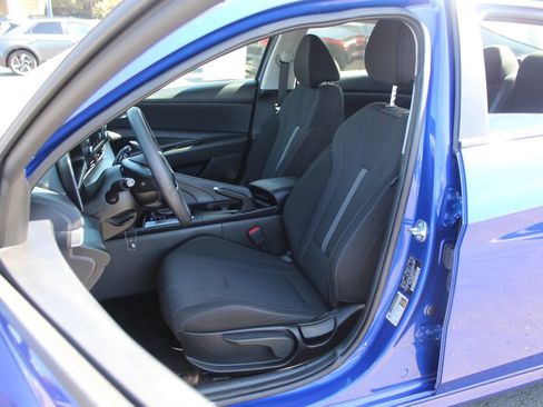 Used 2025 Hyundai Elantra SE image 12