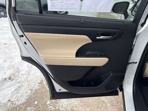 Used 2024 Toyota Highlander XLE image 21