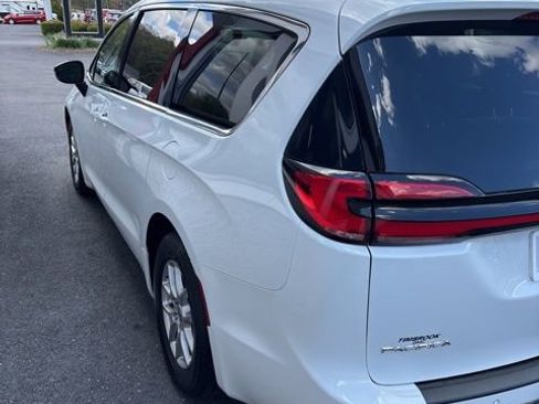 Used 2024 Chrysler Pacifica Touring-L FWD image 13