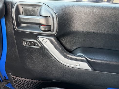 Used 2016 Jeep Wrangler Unlimited Sahara w/ Connectivity Group AWD/4WD image 27