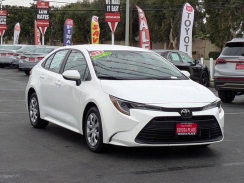 Used 2023 Toyota Corolla LE image 3