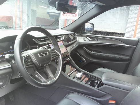 Used 2022 Jeep Grand Cherokee Overland w/ Luxury Tech Group IV AWD/4WD image 21
