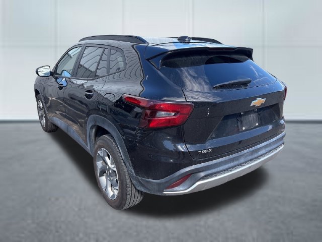 Used 2025 Chevrolet Trax LT FWD image 2