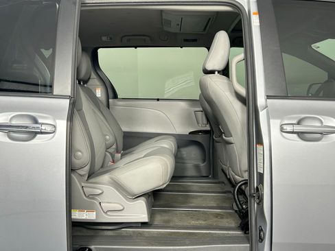 Used 2018 Toyota Sienna XLE Premium image 13