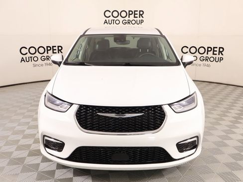 Used 2023 Chrysler Pacifica Touring-L FWD image 9