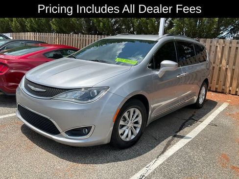Used 2017 Chrysler Pacifica Touring-L FWD image 3