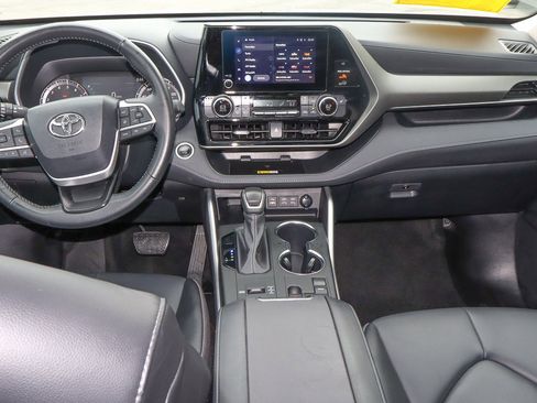 Used 2024 Toyota Highlander XLE image 11
