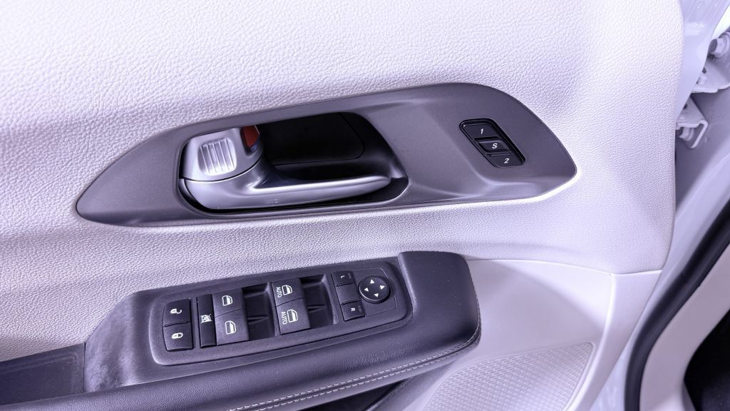 Used 2023 Chrysler Pacifica Touring-L FWD image 9