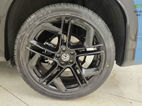 Used 2025 Volkswagen Tiguan SE R-Line FWD image 59