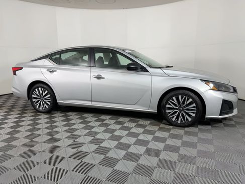 Used 2024 Nissan Altima 2.5 SV image 7