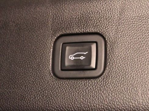 Used 2022 Buick Enclave Essence image 18