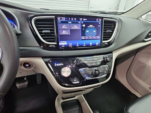 Used 2023 Chrysler Pacifica Touring-L FWD image 13