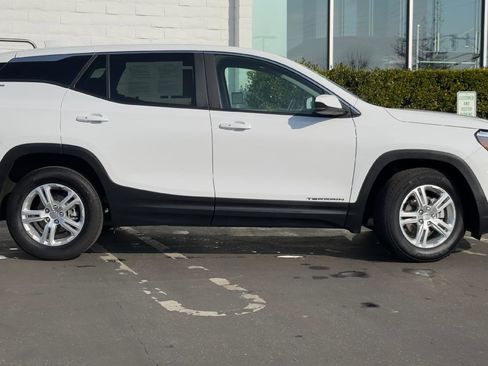 Used 2024 GMC Terrain SLE image 4