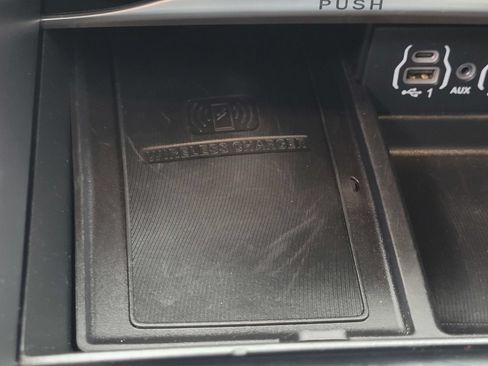 Used 2024 Chrysler Pacifica Limited FWD image 29