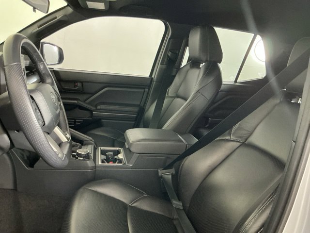 Used 2025 Toyota 4Runner SR5 AWD/4WD image 14