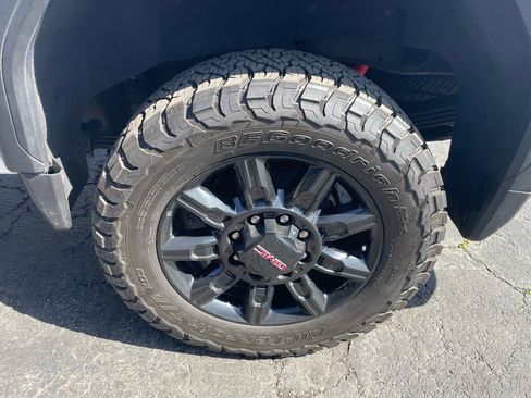 Used 2024 GMC Sierra 2500 AT4 image 18